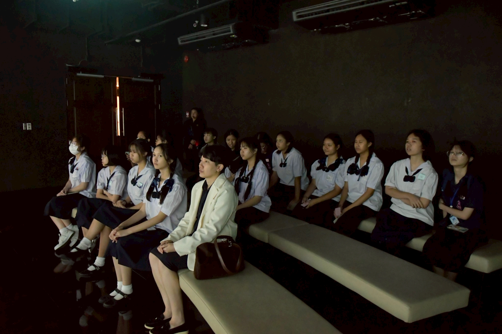 LINE_ALBUM_680905รร ราชินีบน_250911_2.jpg