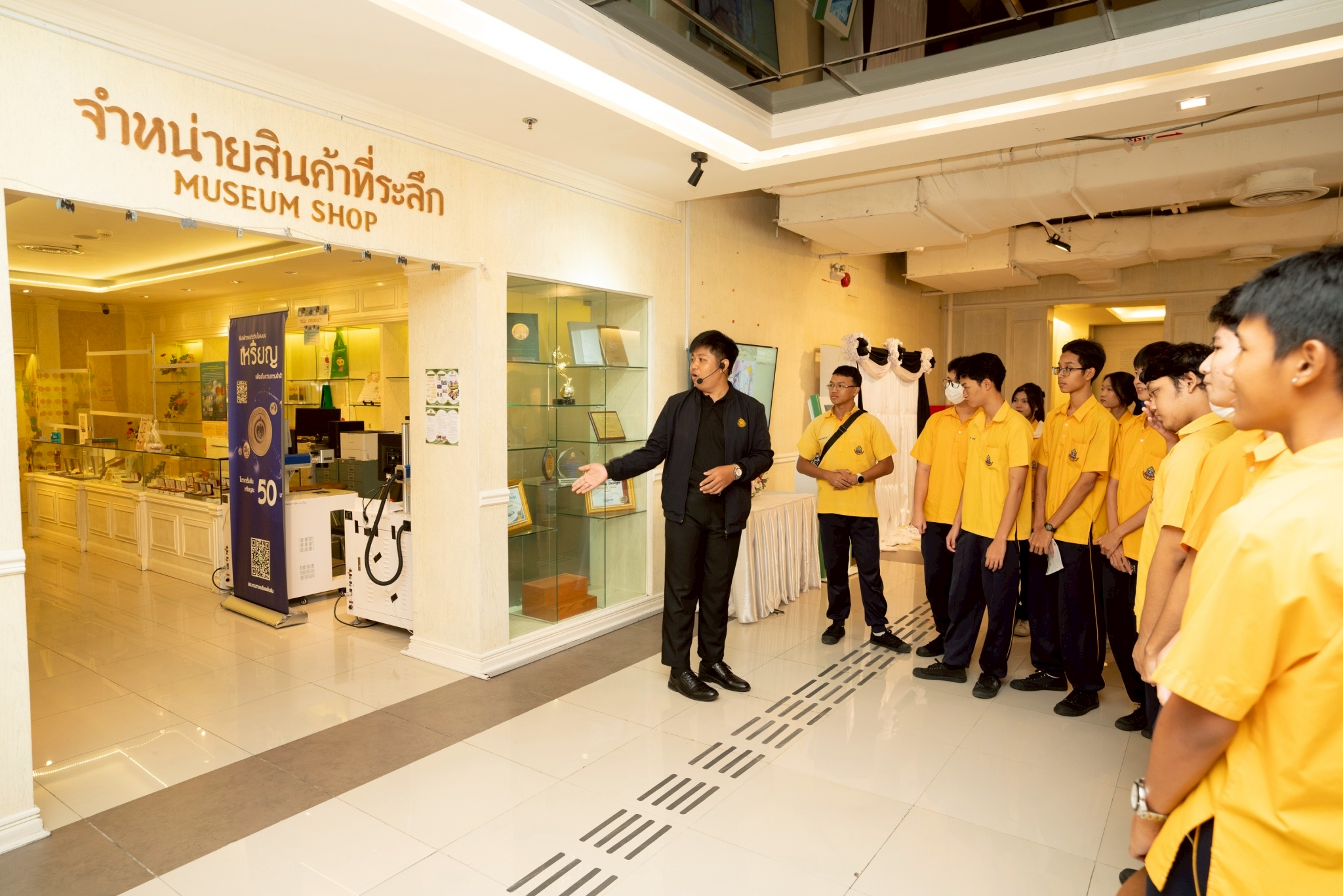 LINE_ALBUM_281068 โรงเรียนรัตนโกสินทร์สมโภชบางขุนเท_2.1.jpg