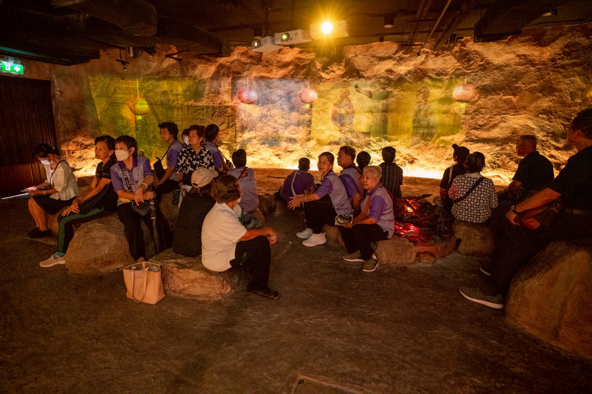 LINE_ALBUM_200369ผู้สูงอายุคณะพยาบาลศาสตร์ มหาวิทยา_2.jpg