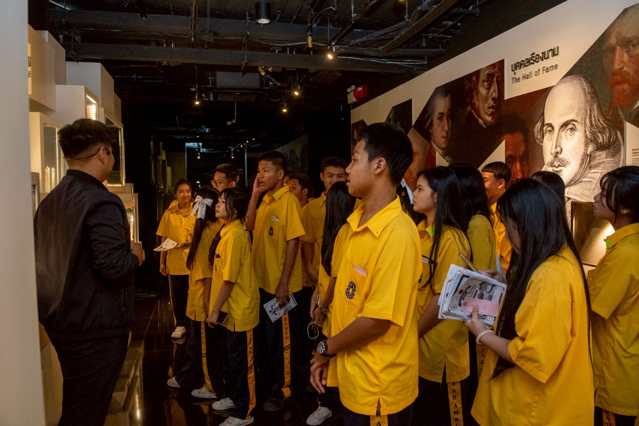 LINE_ALBUM_030769 โรงเรียนราชดำริ_260708_2.jpg