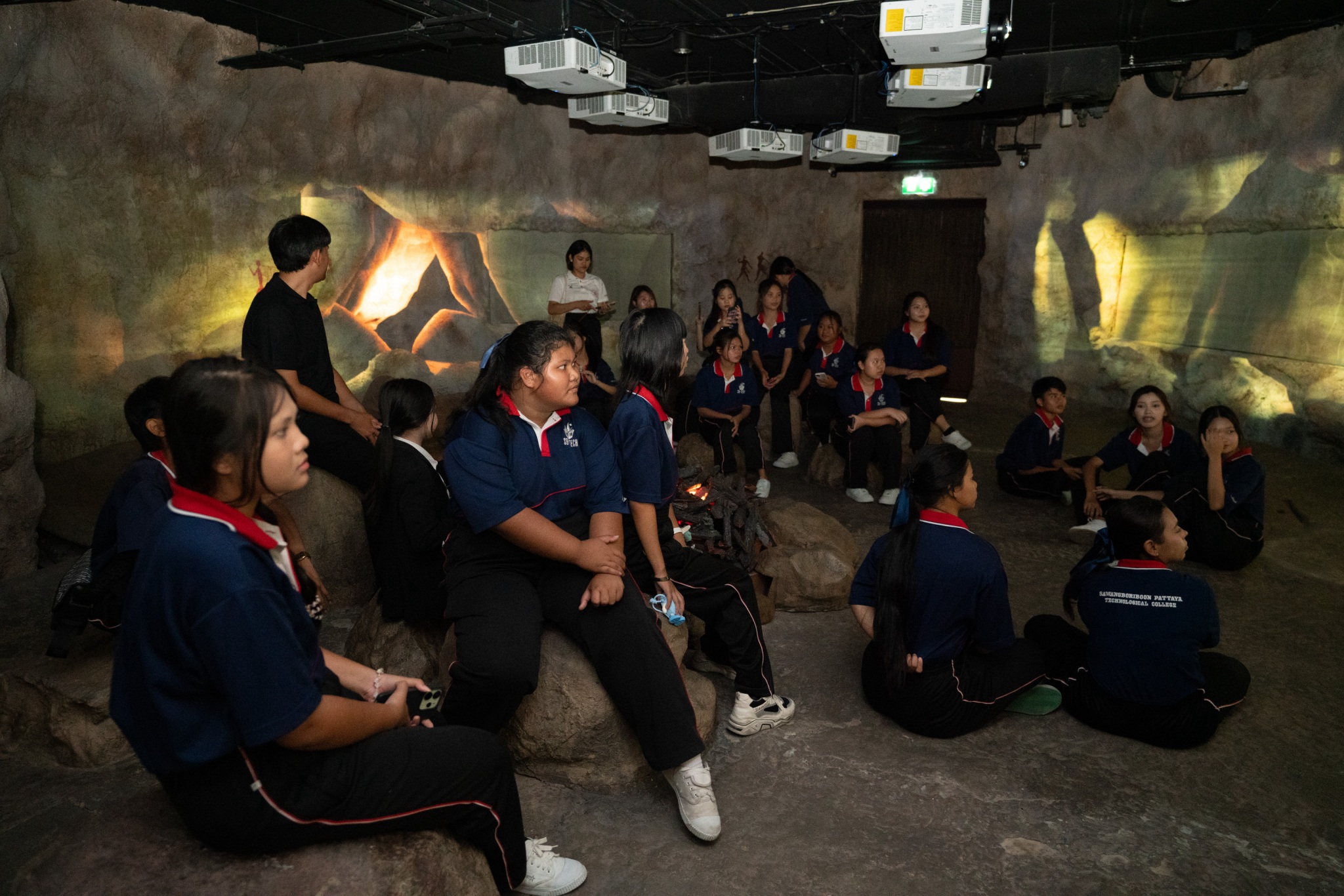 LINE_ALBUM_19082569 วิทยาลัยเทคโนโลยีสว่างบริบูรณ์ พั_2.4.jpg