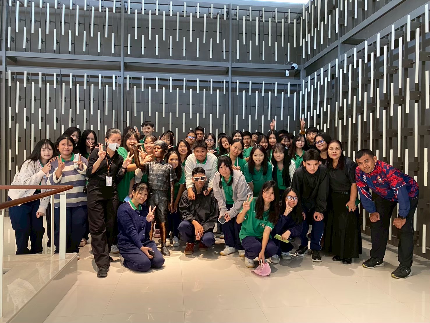 LINE_ALBUM_ชุมแพศึกษา _ คณะเลี้ยงไข้รายวัน_260729_47.jpg