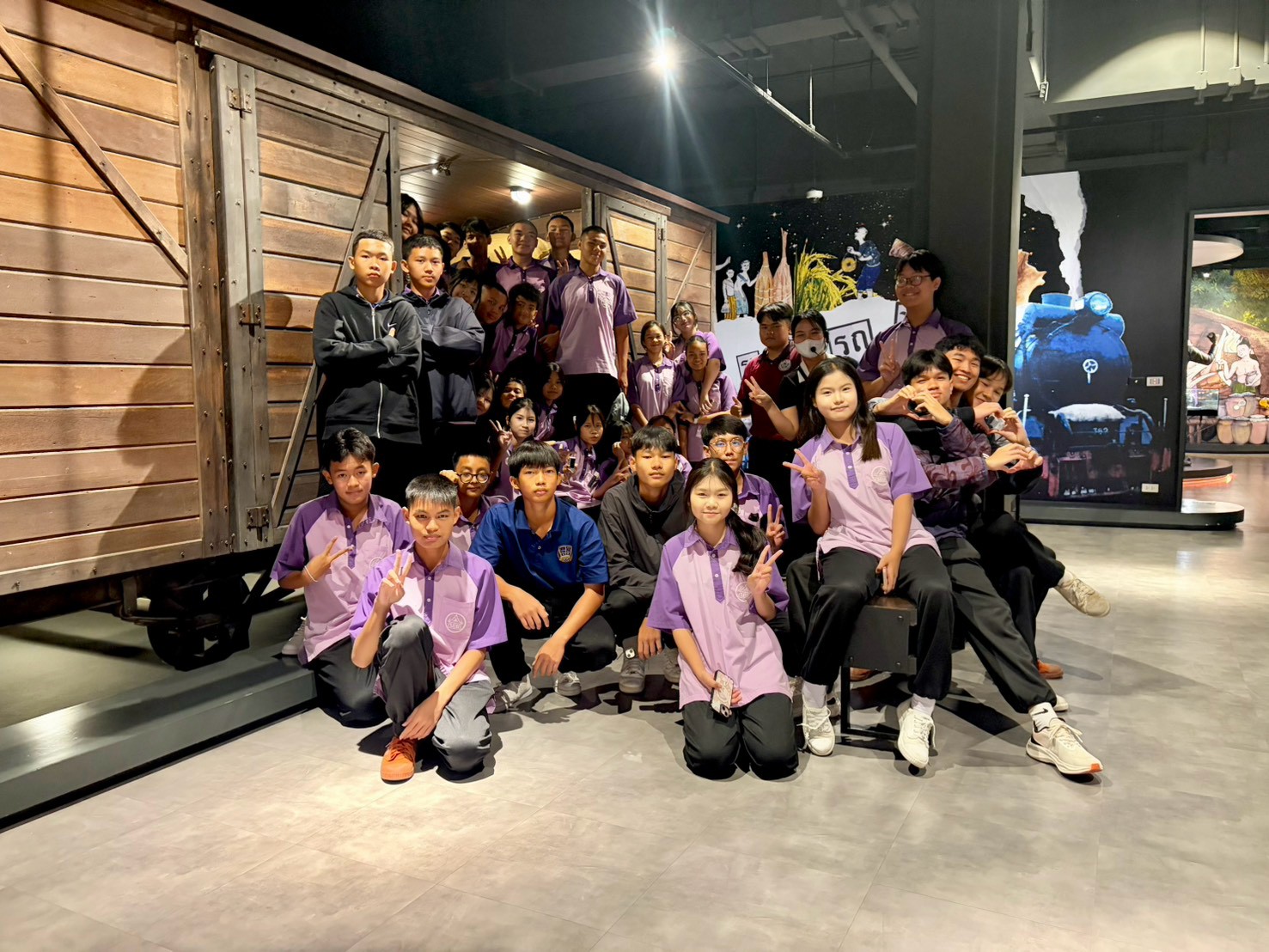 LINE_ALBUM_โรงเรียนบ้านไผ่ _ คณะเลี้ยงไข้รายวัน_260918_27.jpg