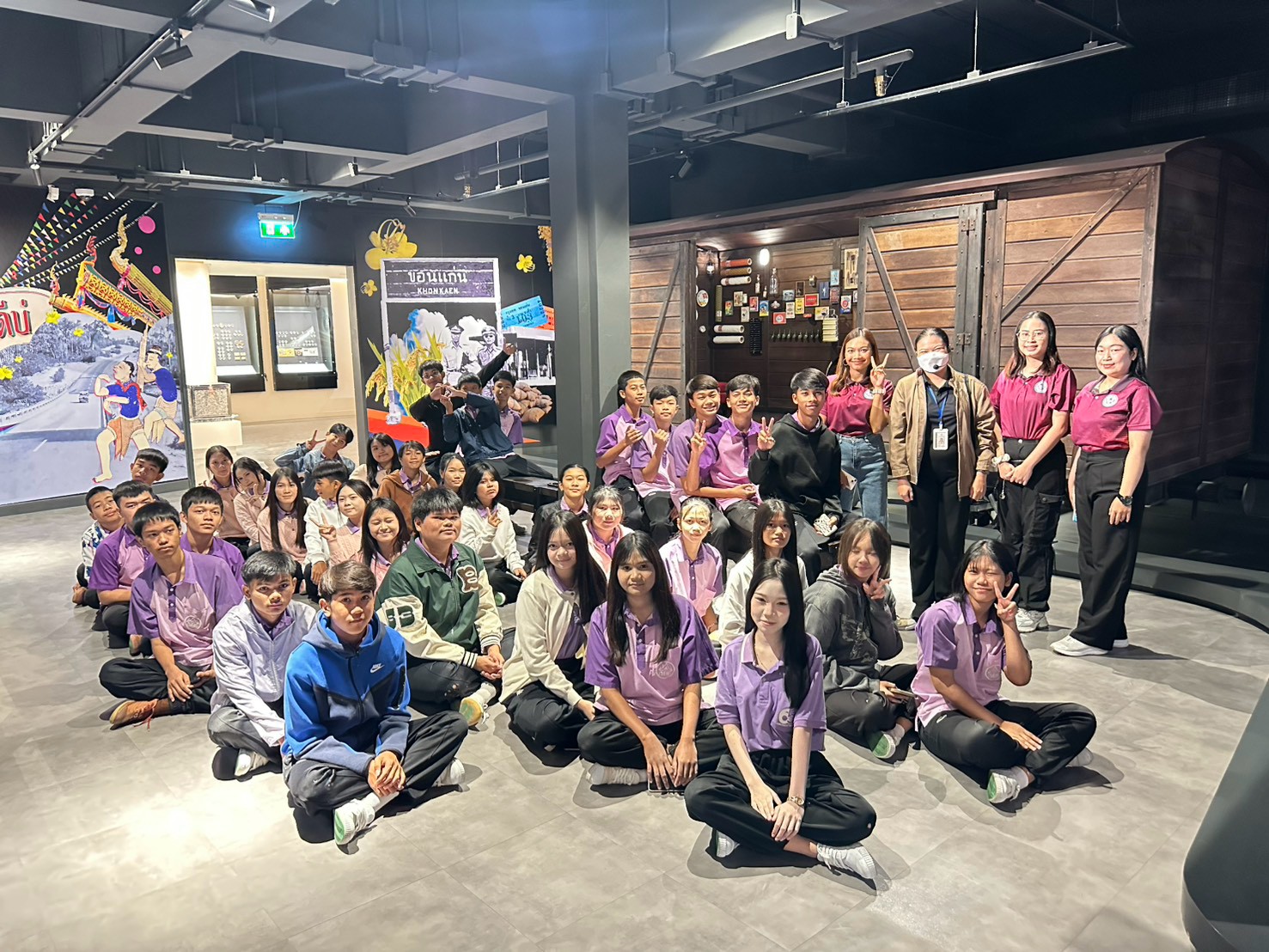 LINE_ALBUM_โรงเรียนบ้านไผ่ _ คณะเลี้ยงไข้รายวัน_260918_66.jpg