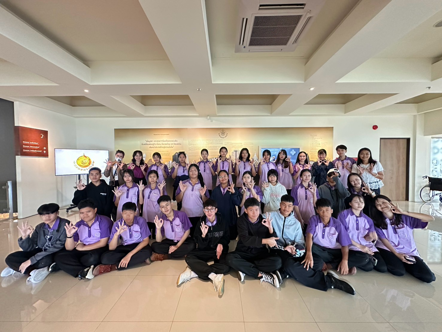 LINE_ALBUM_โรงเรียนบ้านไผ่ _ คณะเลี้ยงไข้รายวัน_260918_9.jpg