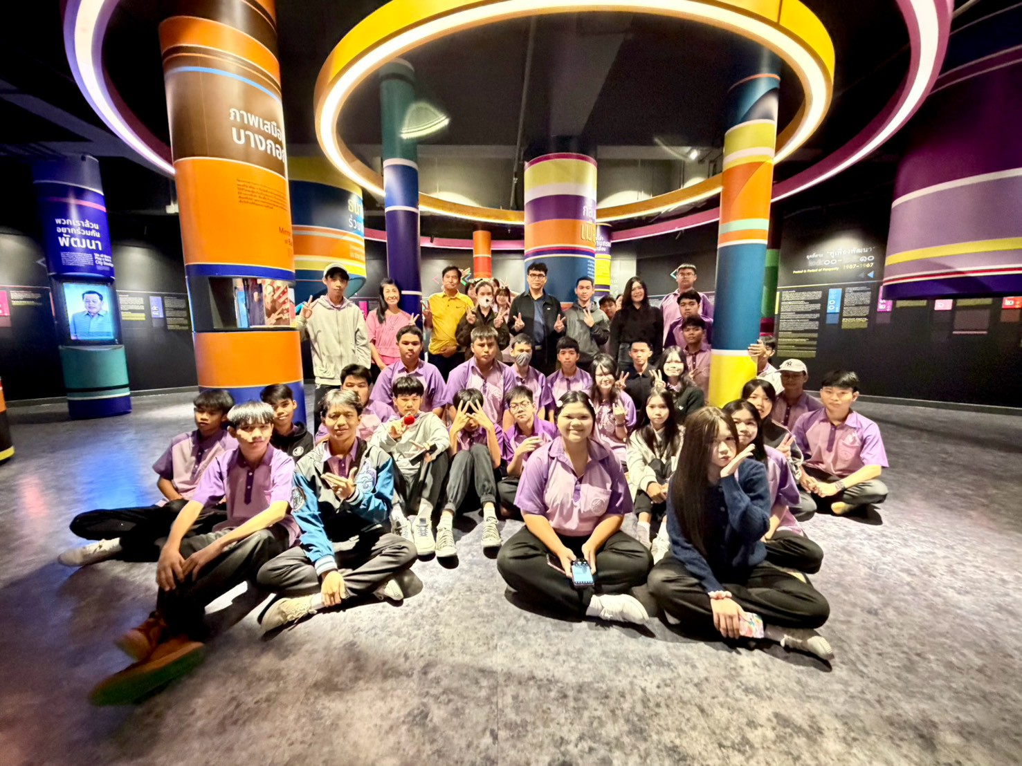 LINE_ALBUM_โรงเรียนบ้านไผ่ _ คณะเลี้ยงไข้รายวัน_260918_1.jpg