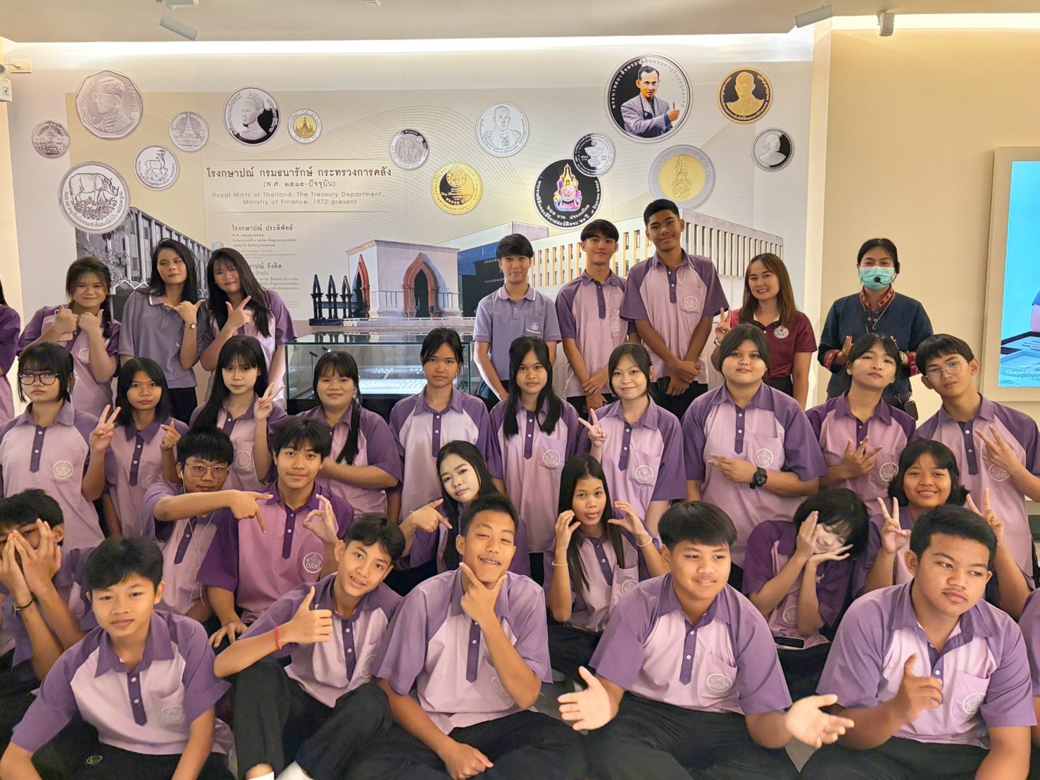 LINE_ALBUM_โรงเรียนบ้านไผ่ _ คณะเลี้ยงไข้รายวัน_260918_76.jpg