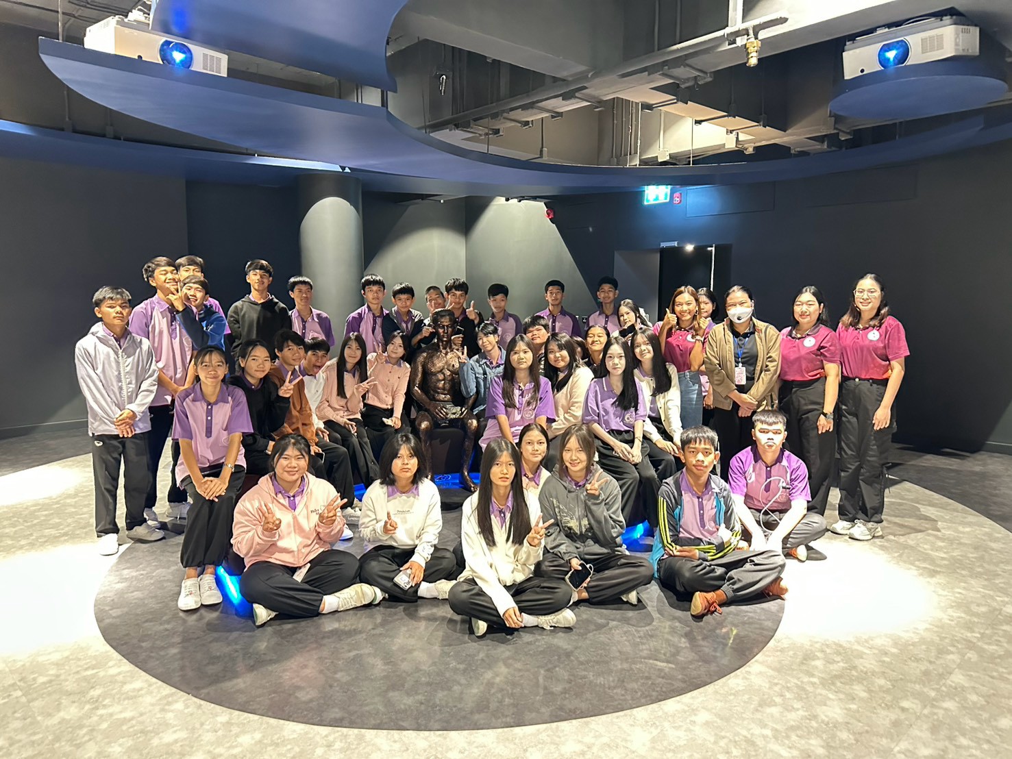 LINE_ALBUM_โรงเรียนบ้านไผ่ _ คณะเลี้ยงไข้รายวัน_260918_69.jpg
